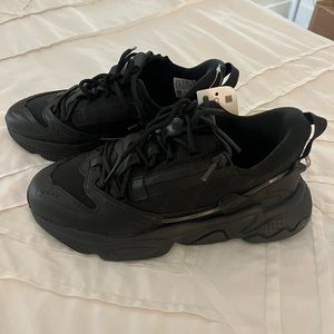 NWT Adidas Originals Ozweego Zip black sneakers. Size 5Y, 6.5 women's.
